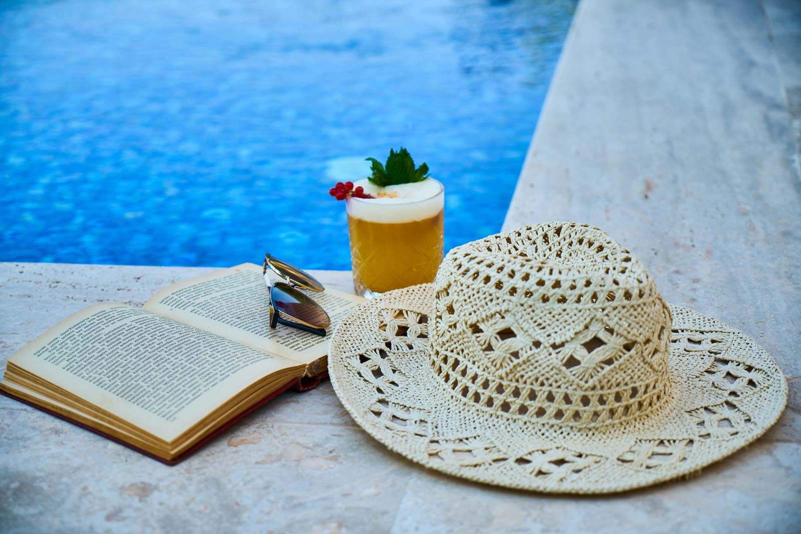 Pool side relaxing med en bok